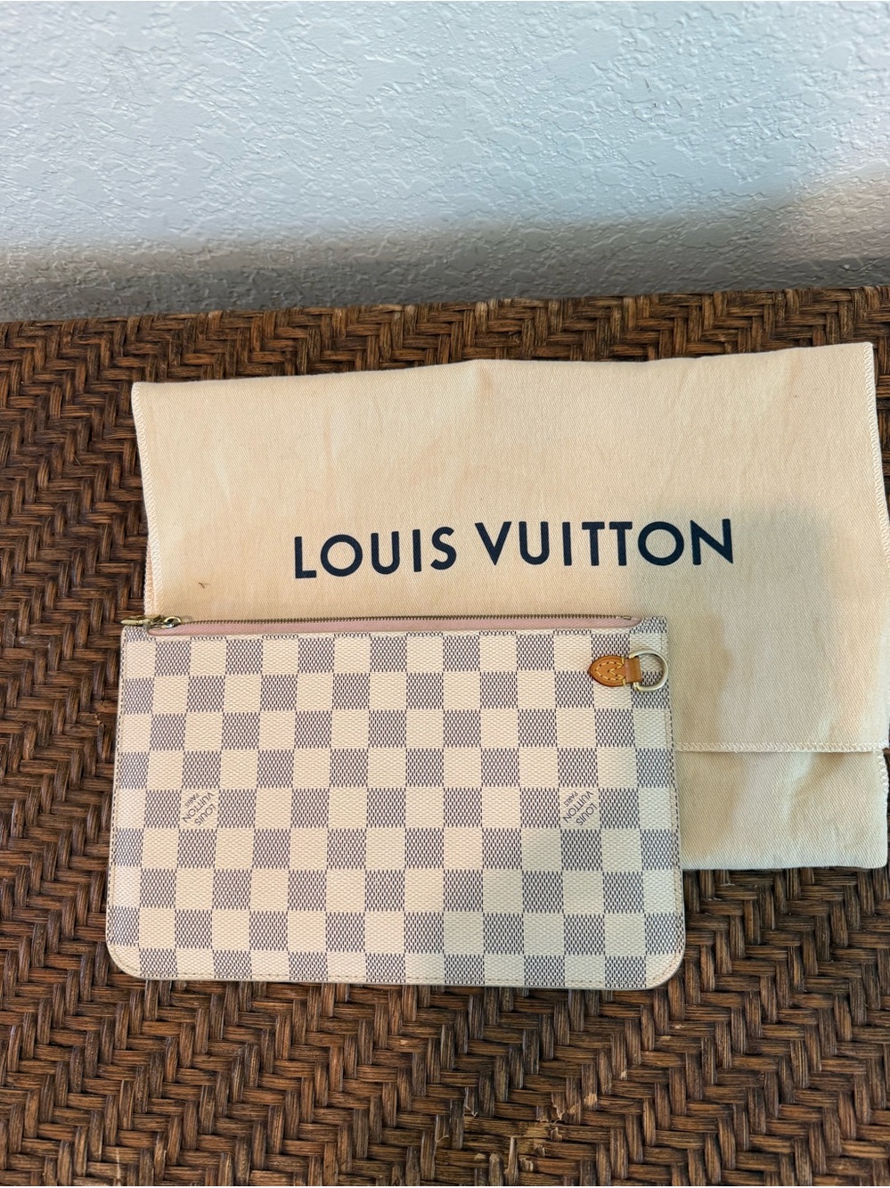 Louis Vuitton neverfull pouch